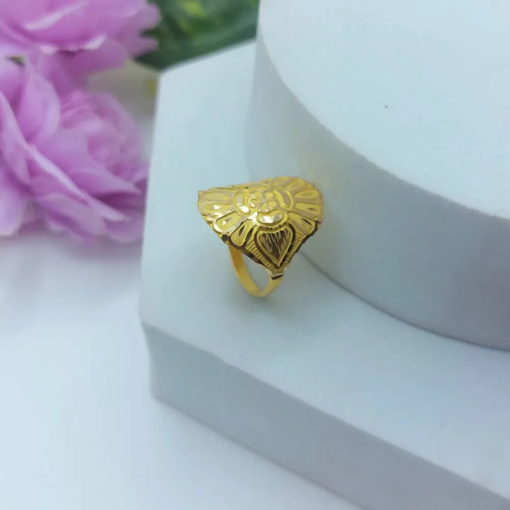 Classy 18k Gold Ring