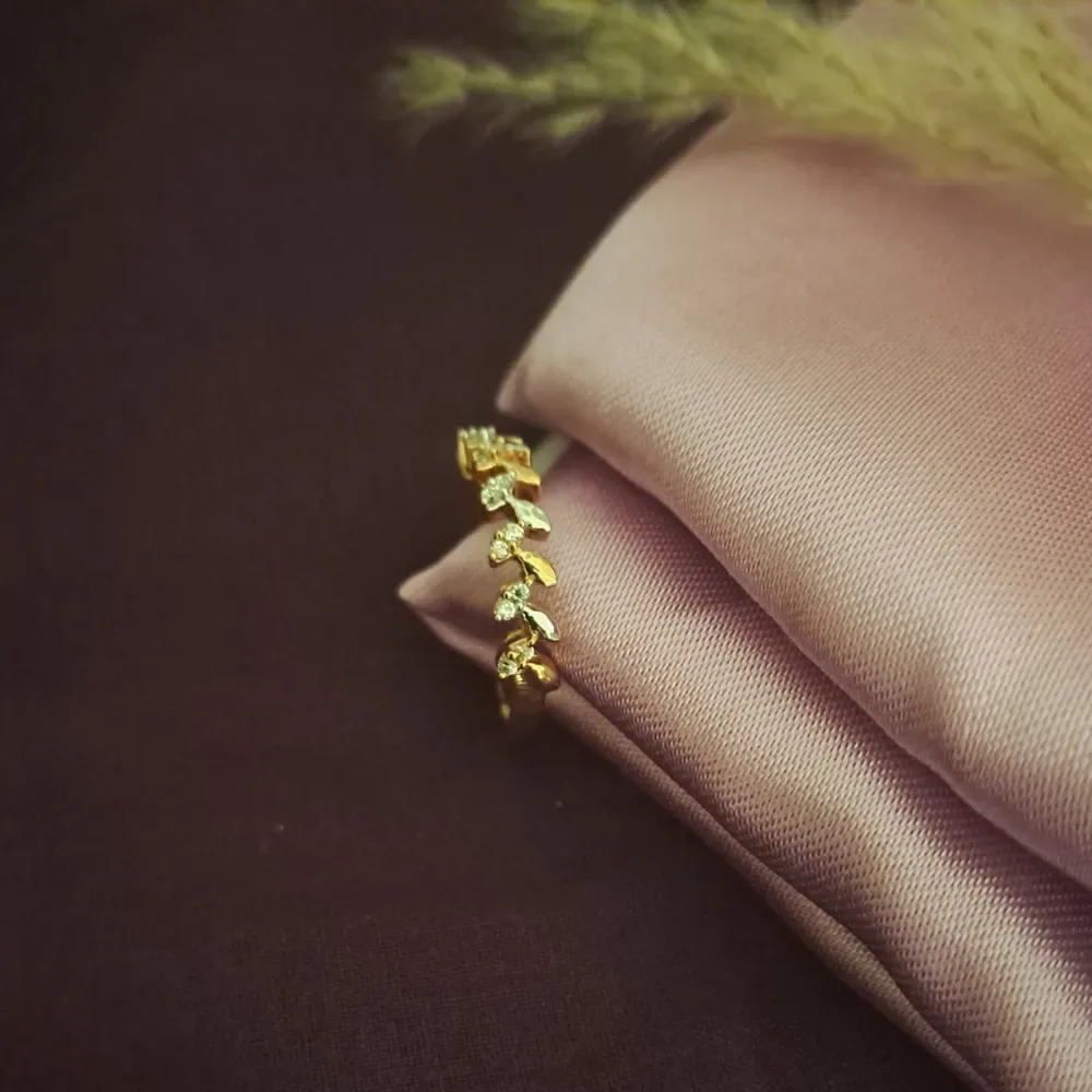 Classy Leafy Ring