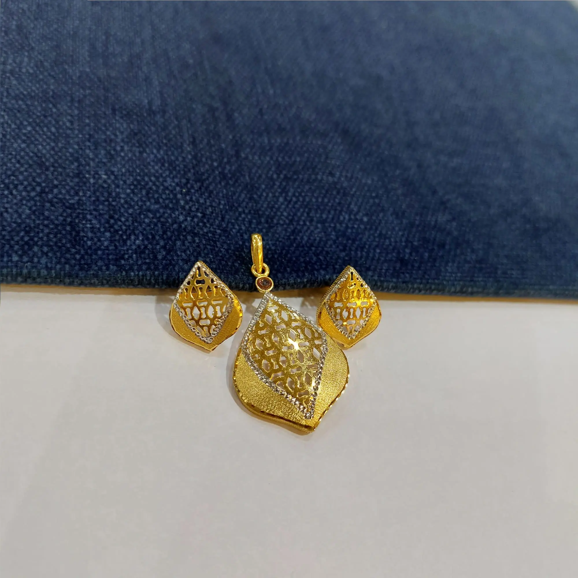 Trendy Gold Pendant Set