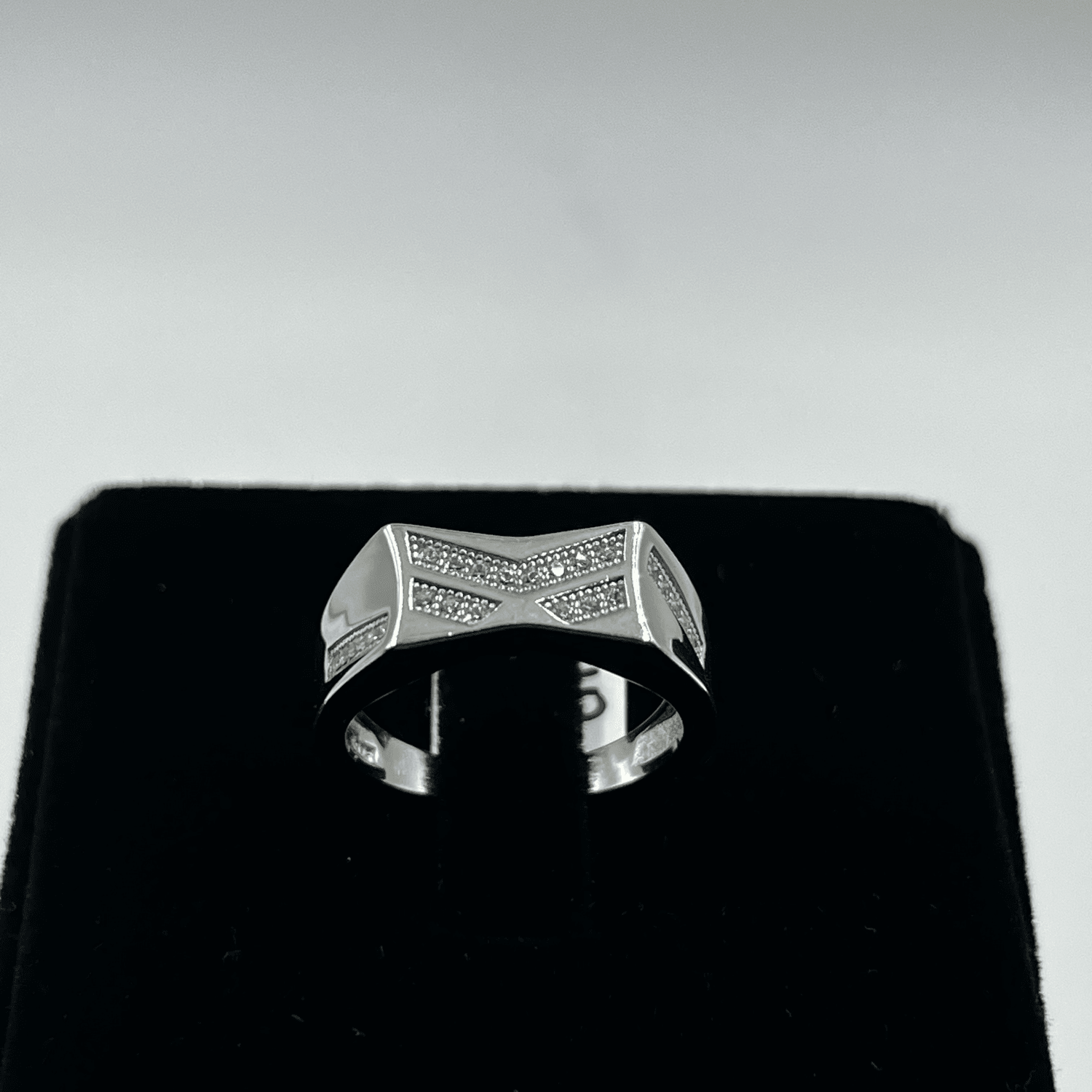 v Stone Ring